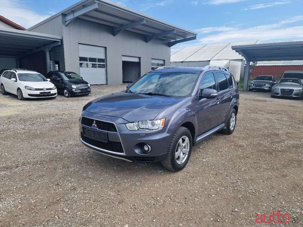 2010' Mitsubishi Outlander photo #2