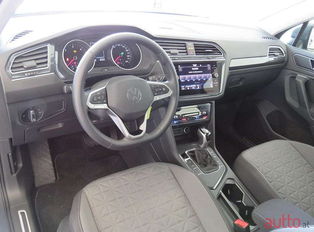 2022' Volkswagen Tiguan photo #4