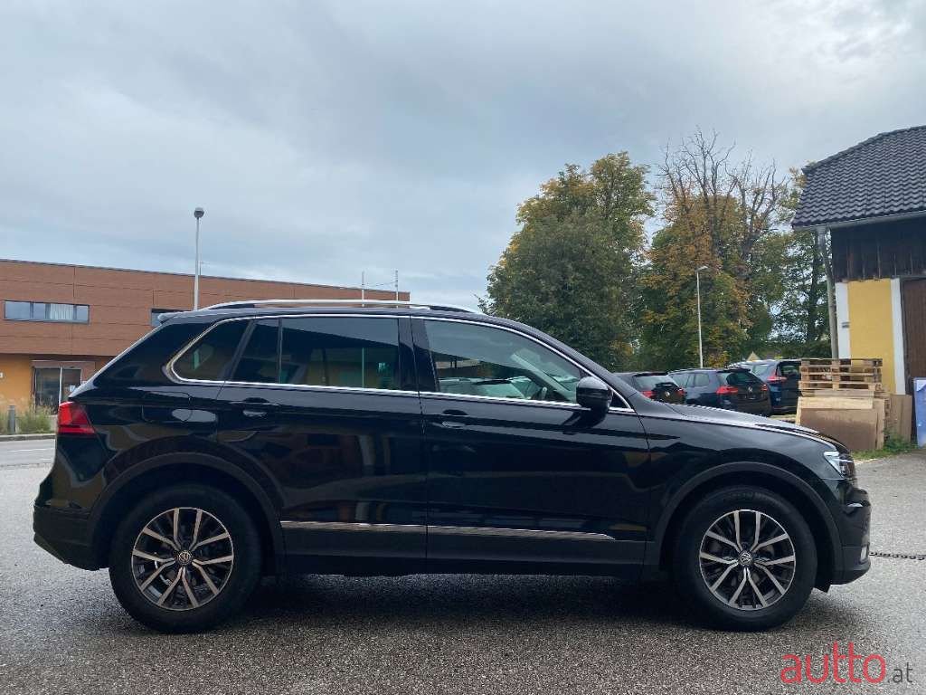 2017' Volkswagen Tiguan photo #6