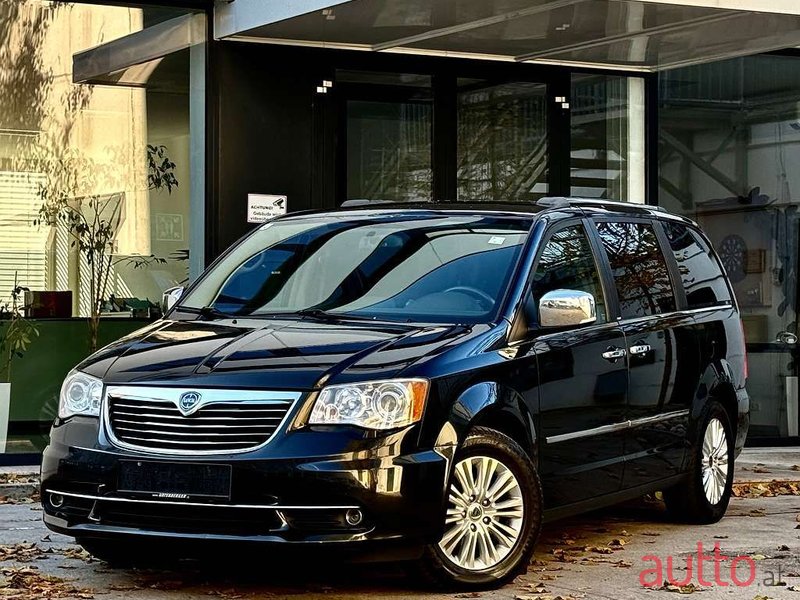 2013' Lancia Voyager photo #4