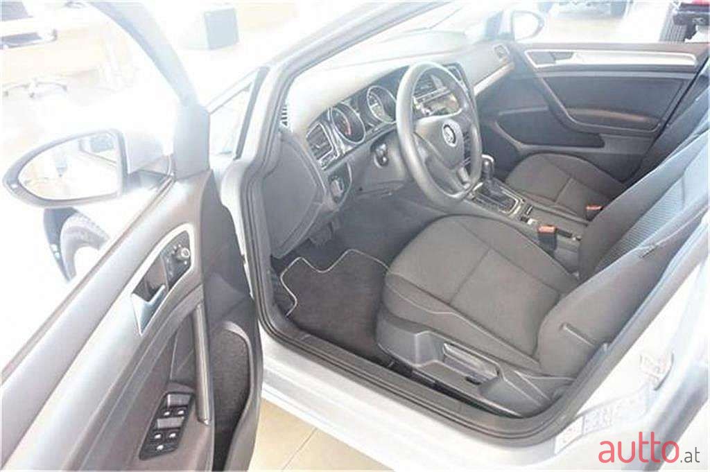 2018' Volkswagen Golf photo #4