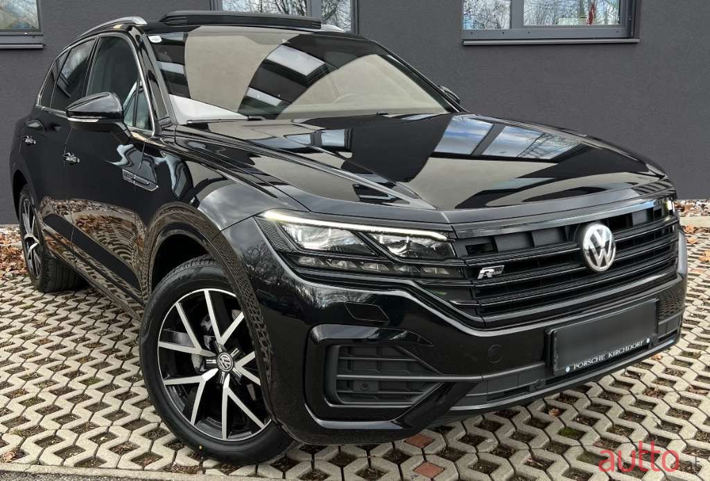 2018' Volkswagen Touareg photo #3