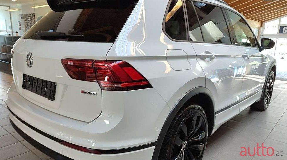 2020' Volkswagen Tiguan photo #2