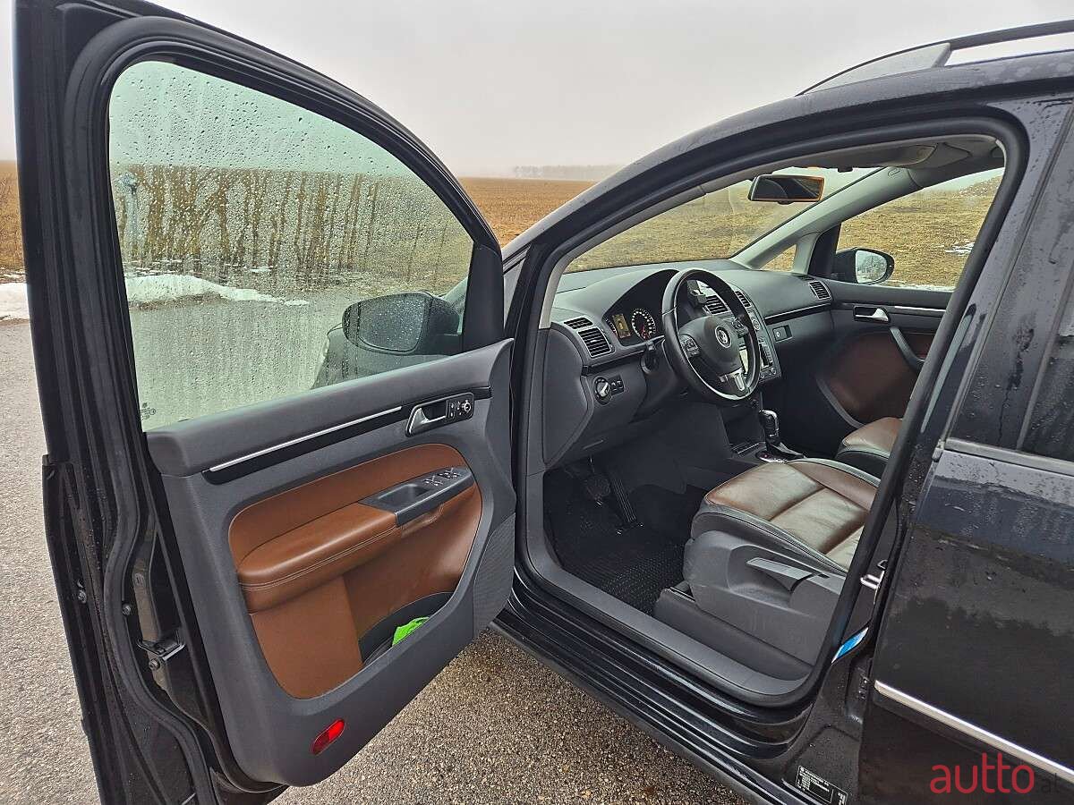 2013' Volkswagen Touran photo #6