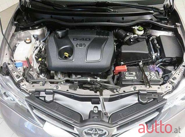 2015' Toyota Auris photo #2