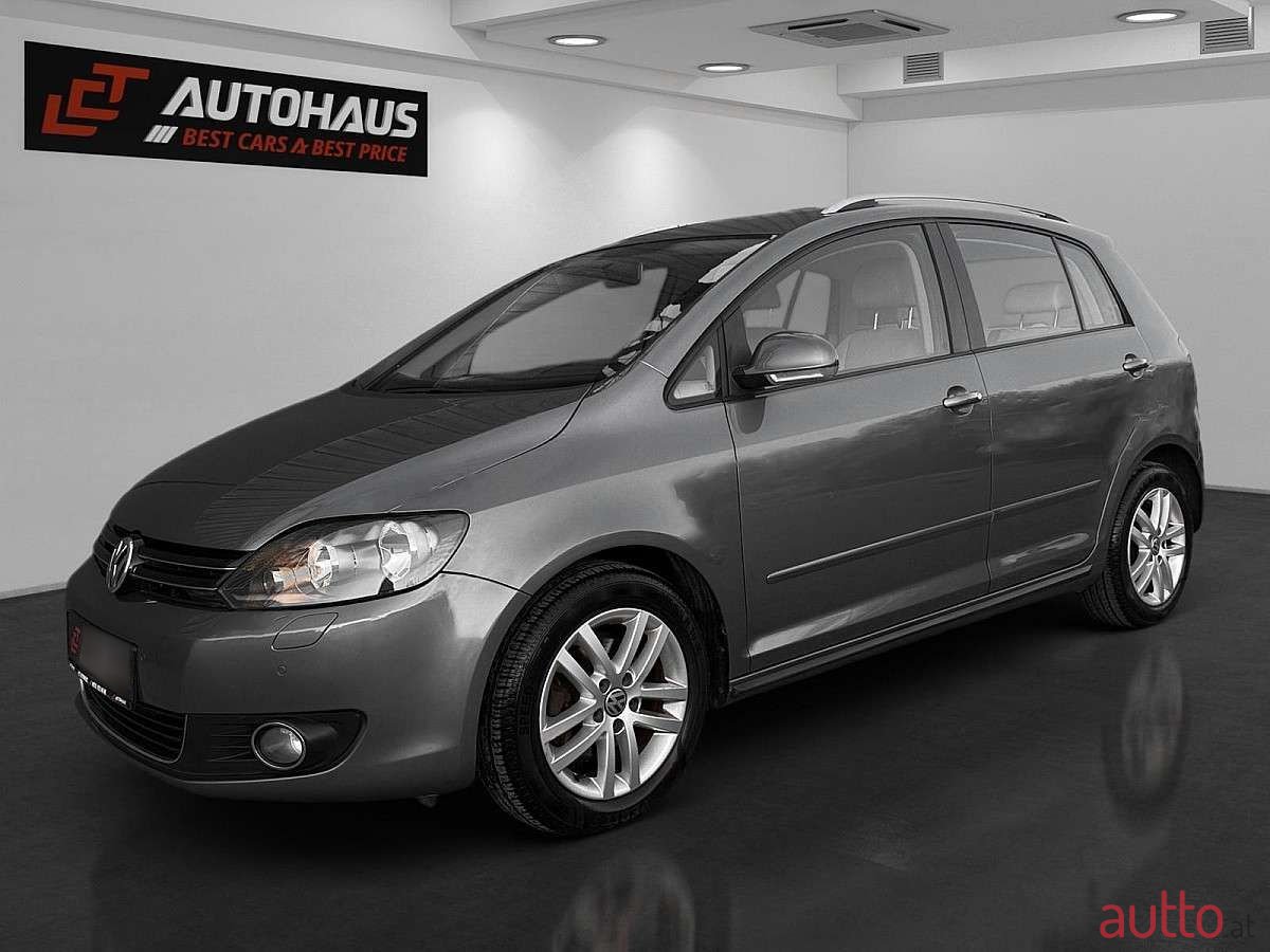 2011' Volkswagen Golf photo #1