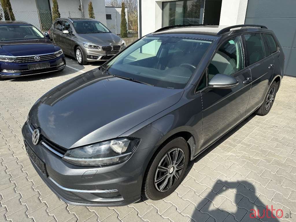 2017' Volkswagen Golf photo #2
