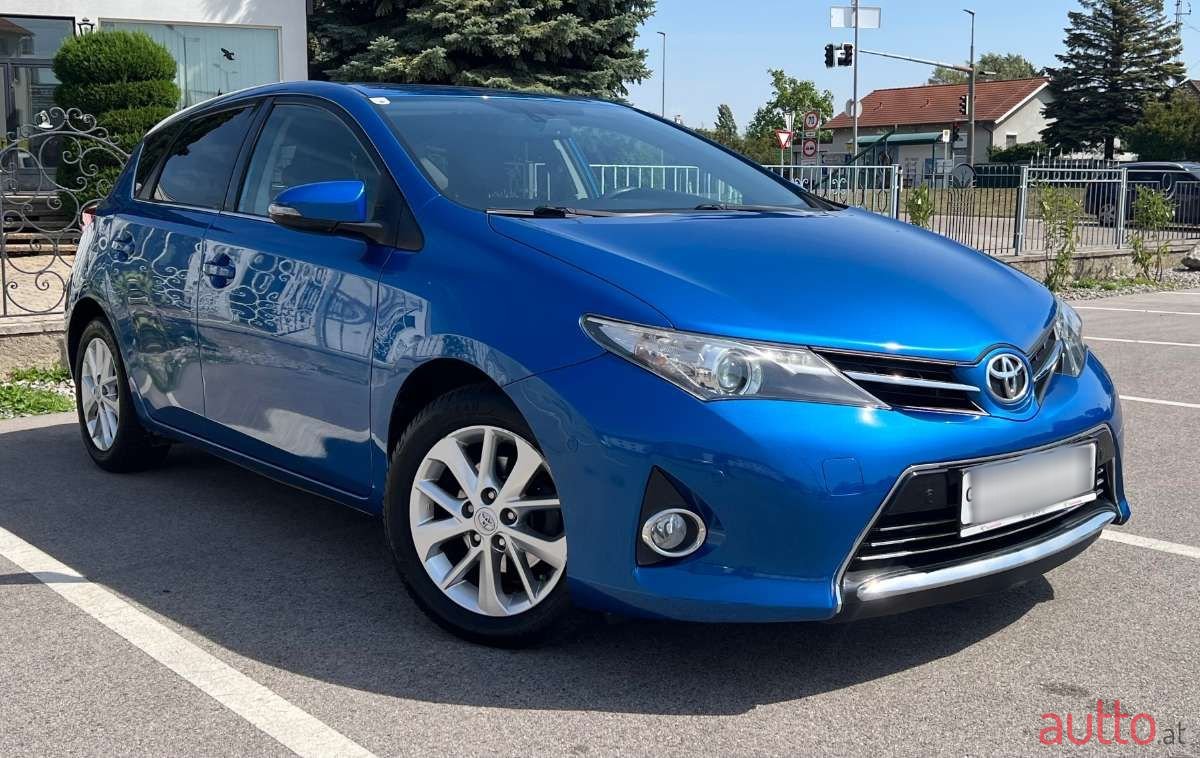2014' Toyota Auris photo #2