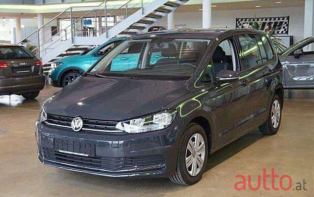 2019' Volkswagen Touran photo #1