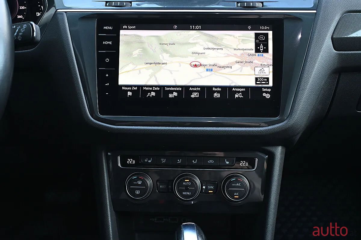 2020' Volkswagen Tiguan photo #4