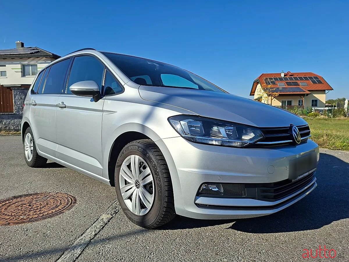 2023' Volkswagen Touran photo #3