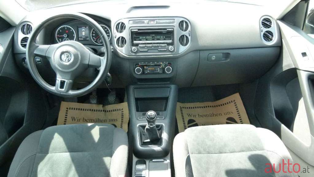 2011' Volkswagen Tiguan photo #2