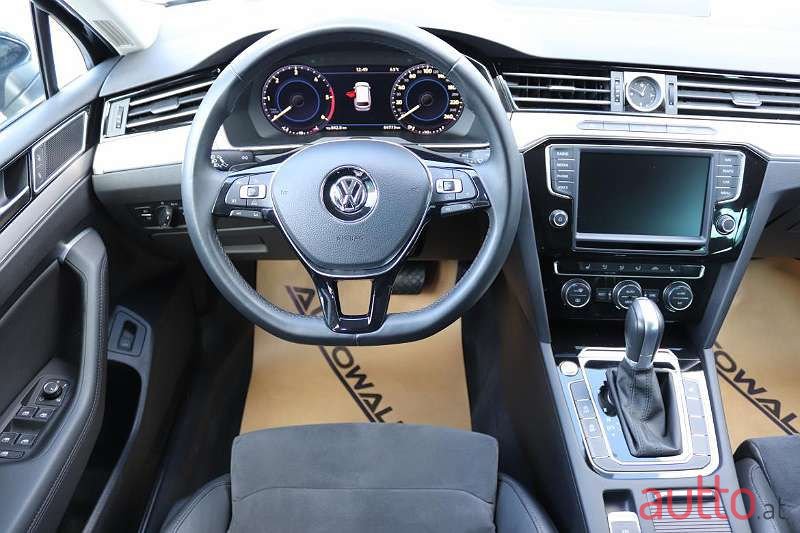 2017' Volkswagen Passat photo #5