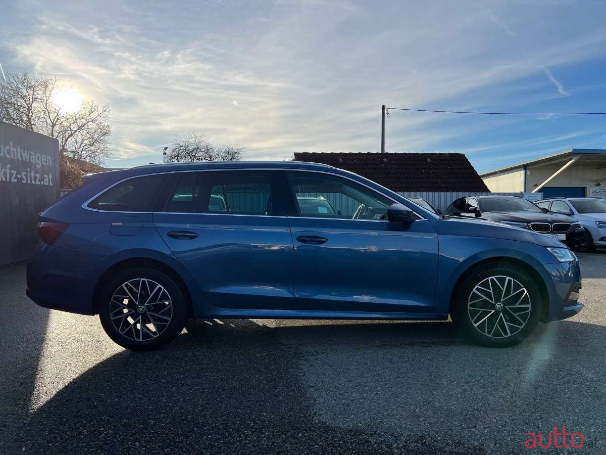 2020' Skoda Octavia photo #2