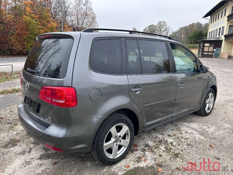 2012' Volkswagen Touran photo #5