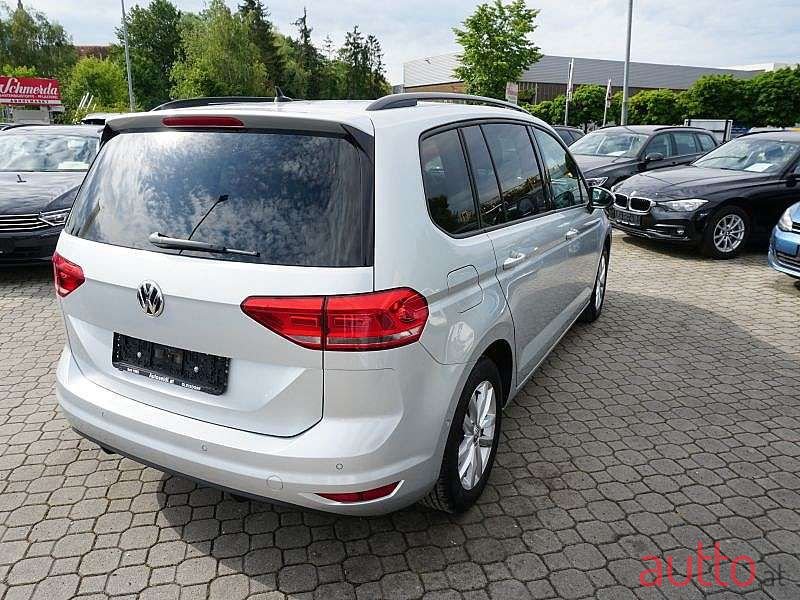 2016' Volkswagen Touran photo #3