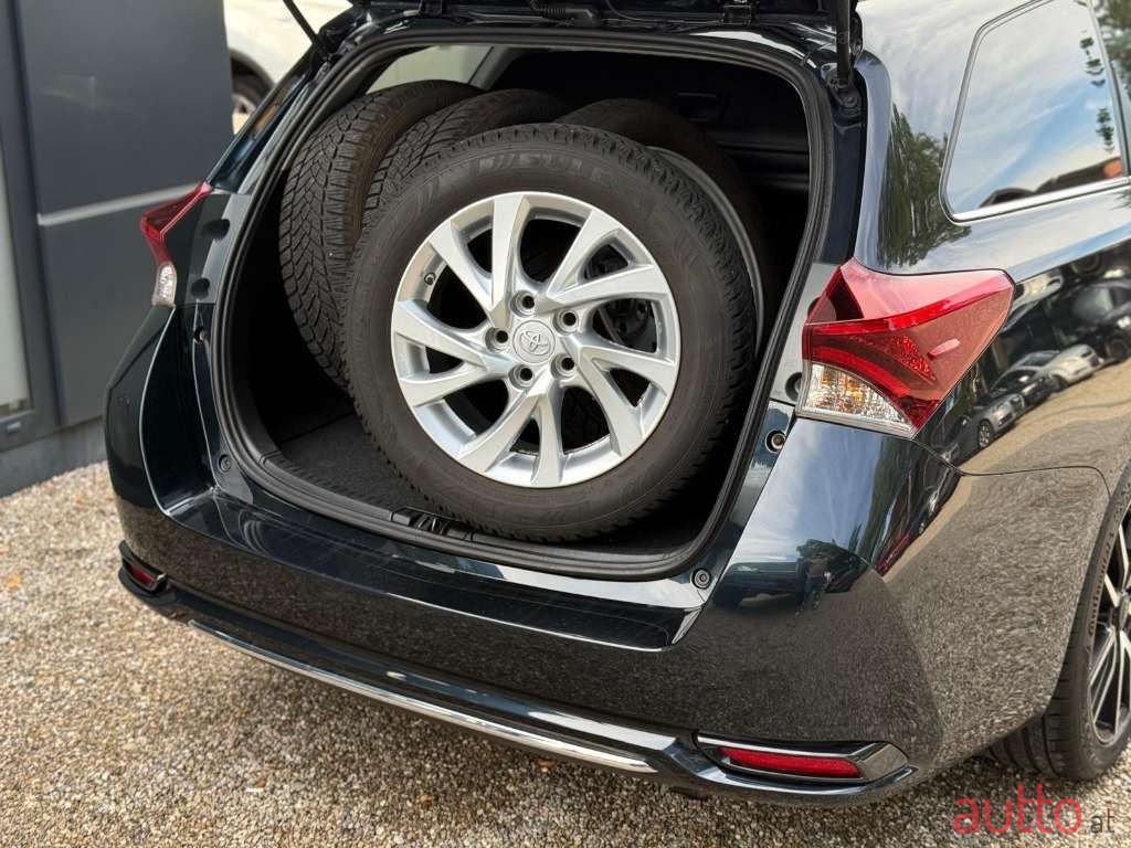 2016' Toyota Auris photo #5