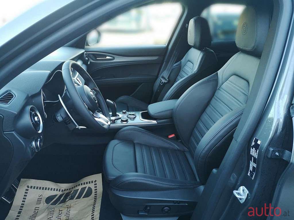 2022' Alfa Romeo Stelvio photo #5
