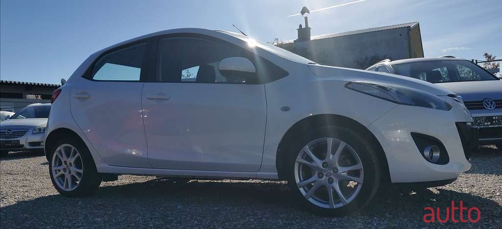 2013' Mazda Mazda2 photo #5