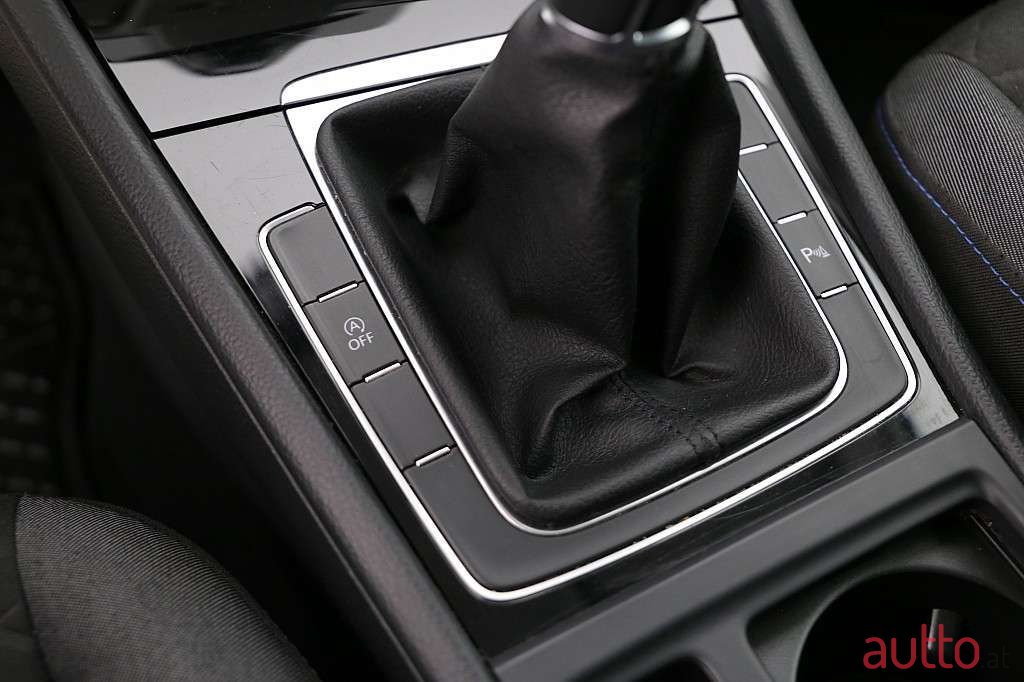 2018' Volkswagen Golf photo #6