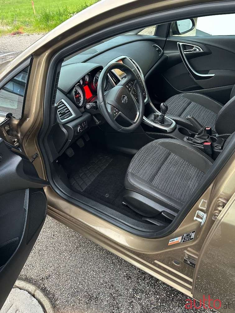 2014' Opel Astra photo #5