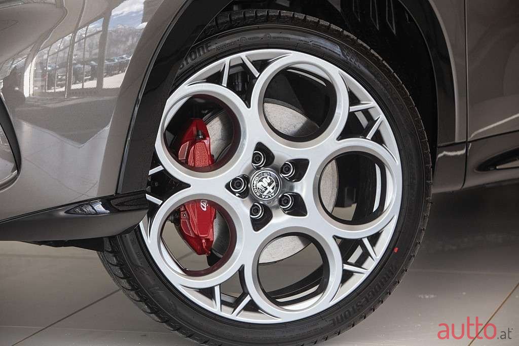 2023' Alfa Romeo Tonale photo #4