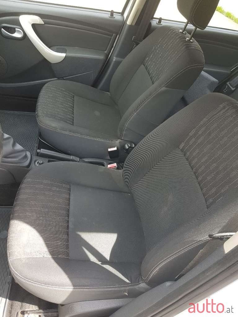 2010' Dacia Sandero photo #6