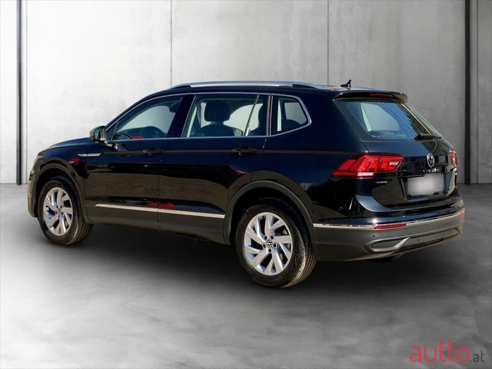 2023' Volkswagen Tiguan photo #2
