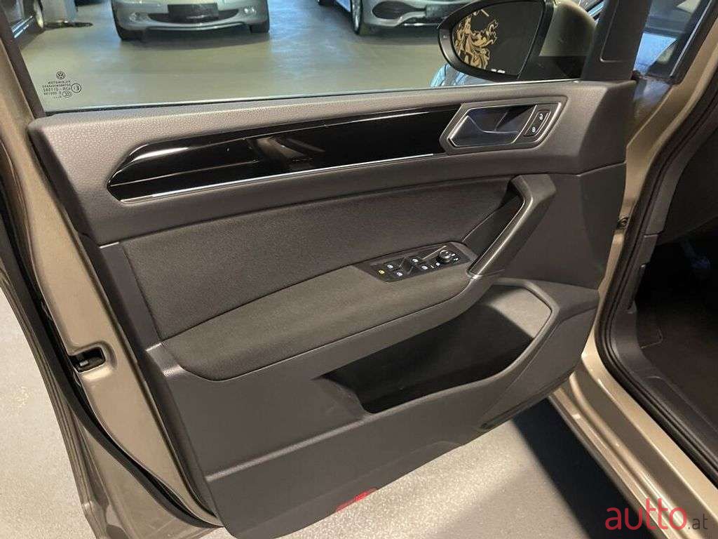 2017' Volkswagen Touran photo #3