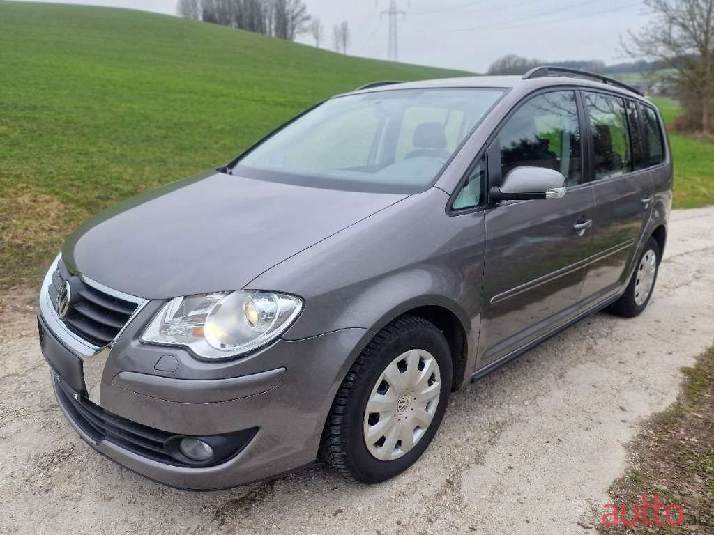 2009' Volkswagen Touran photo #1