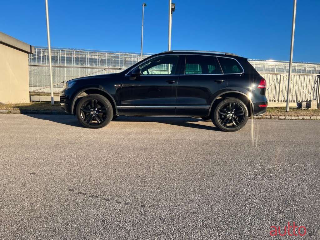 2011' Volkswagen Touareg photo #5