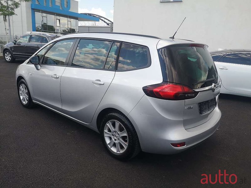 2015' Opel Zafira photo #2