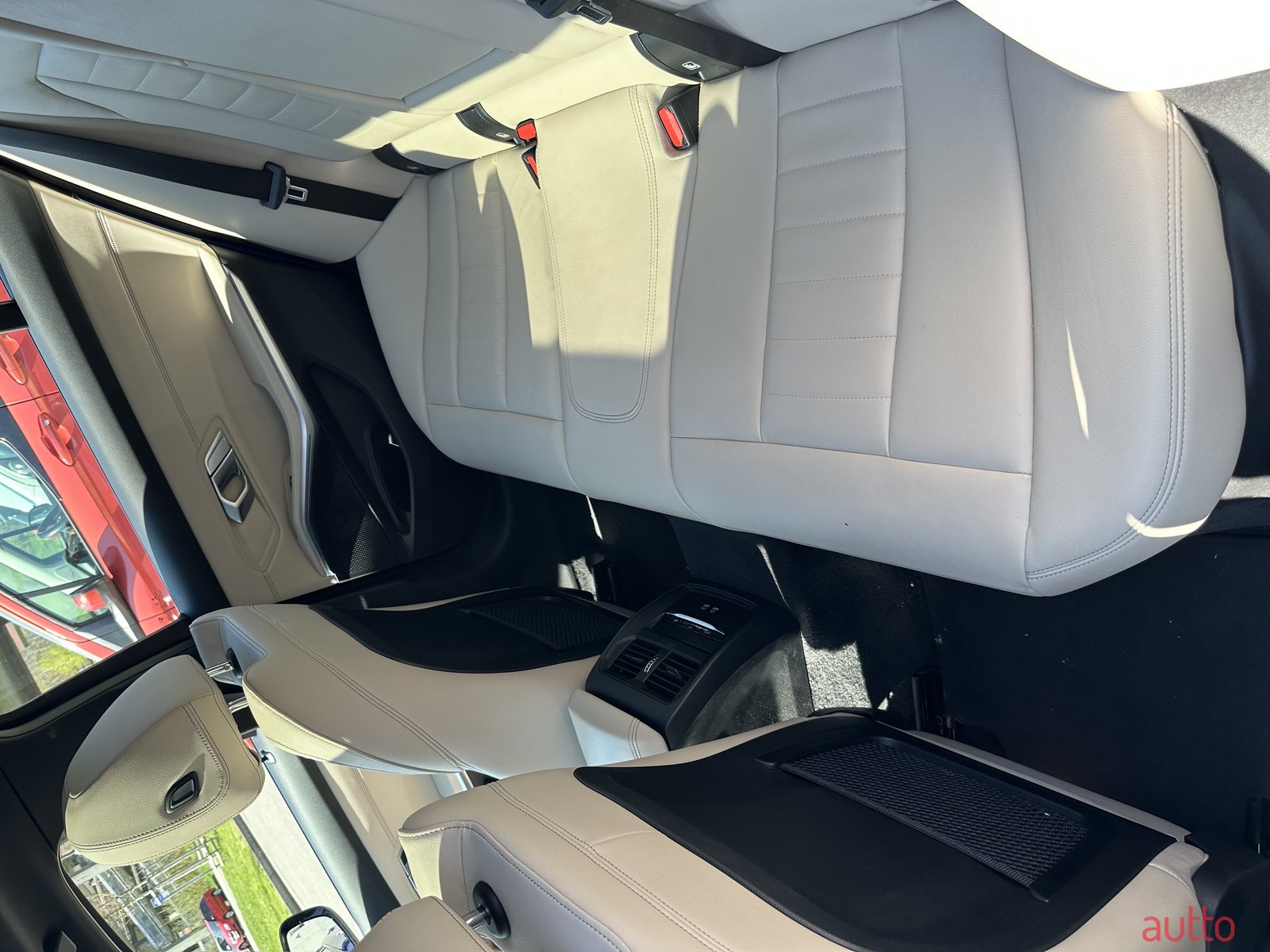 2022' BMW 3 Series Touring 330E Hybrid photo #2