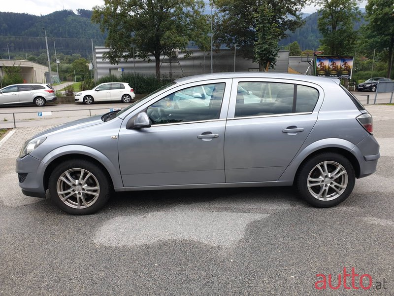 2011' Opel Astra H photo #4