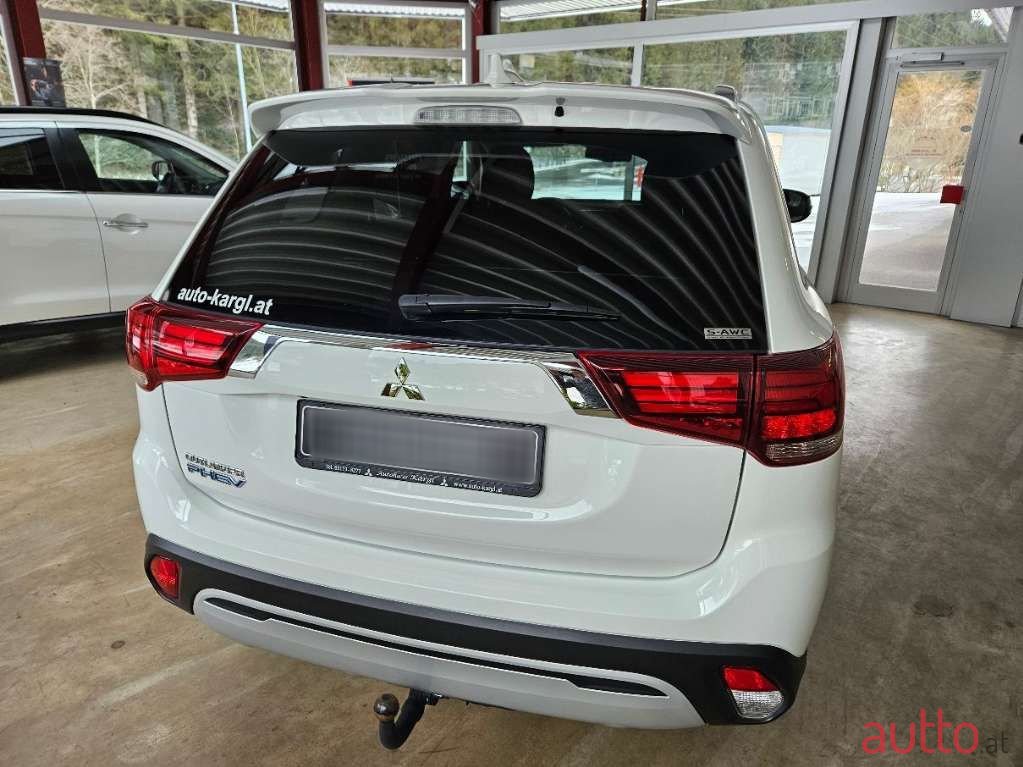 2020' Mitsubishi Outlander photo #3