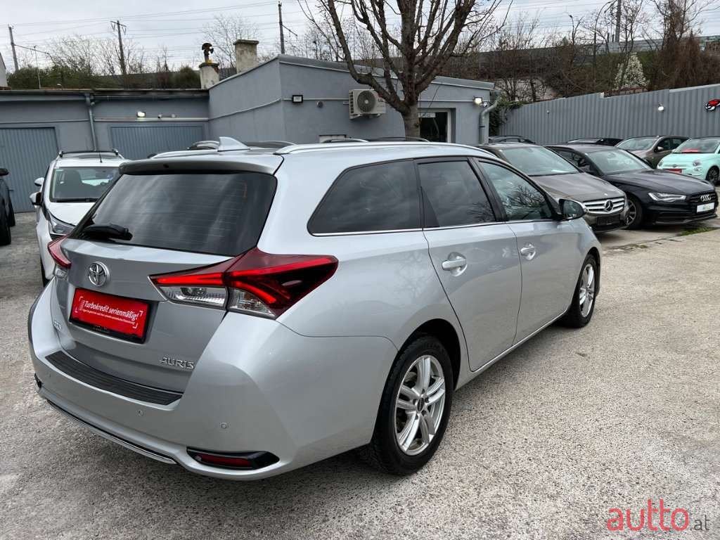 2015' Toyota Auris photo #2