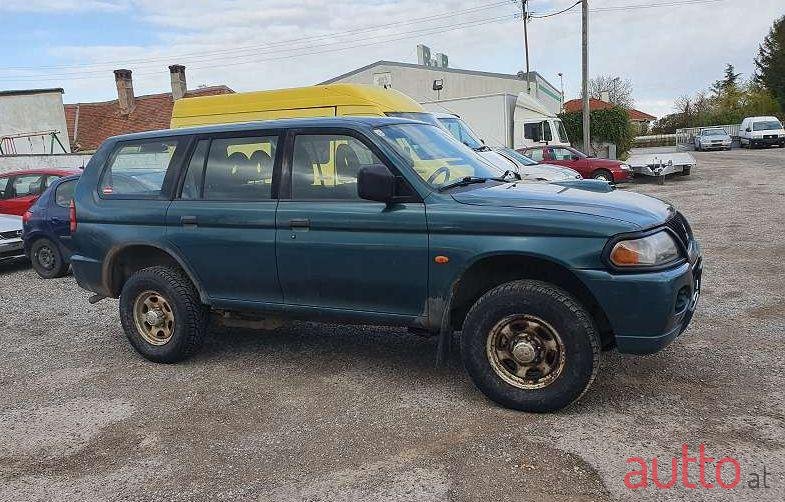 2004' Mitsubishi Pajero photo #1