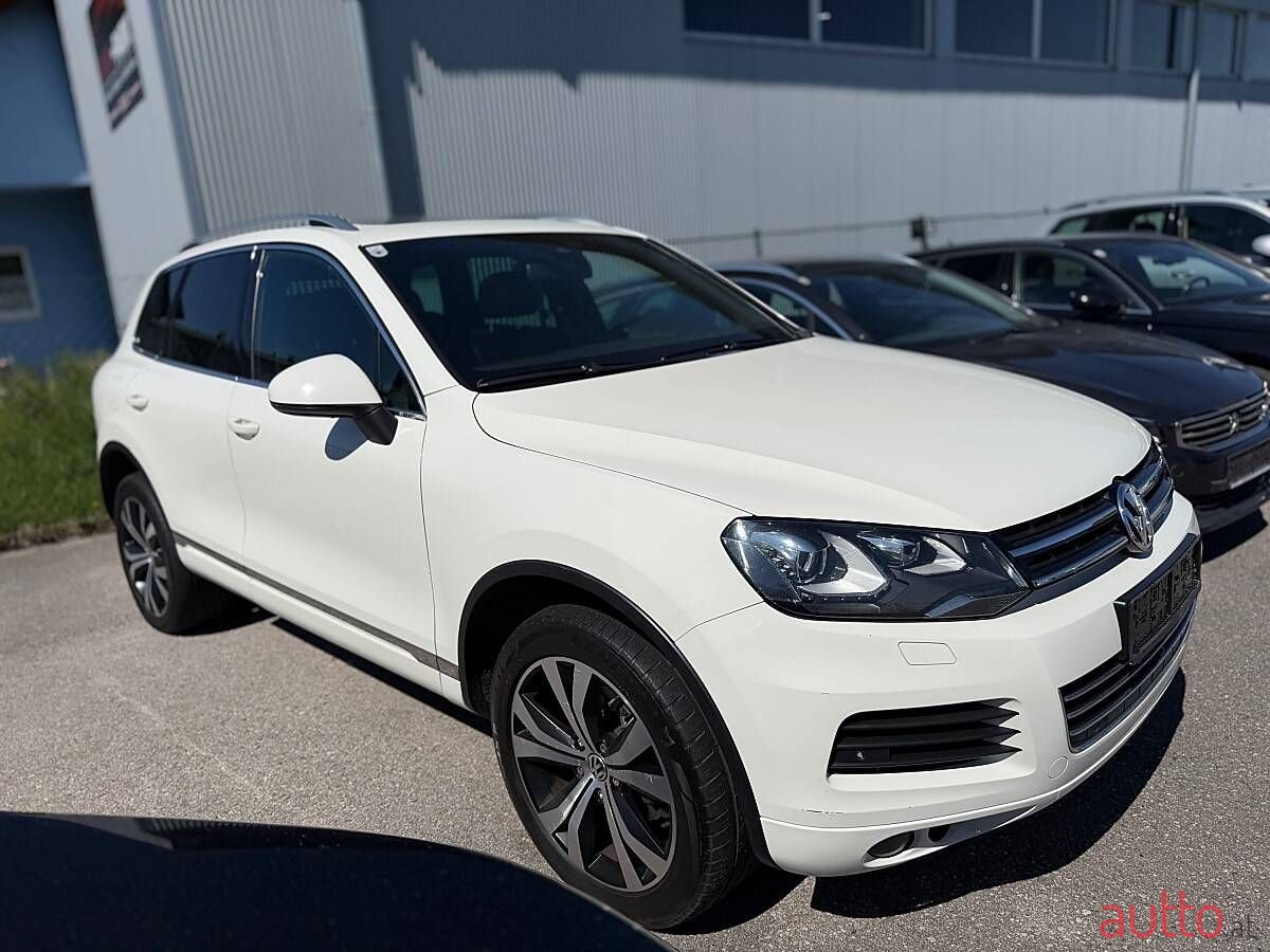 2011' Volkswagen Touareg photo #1