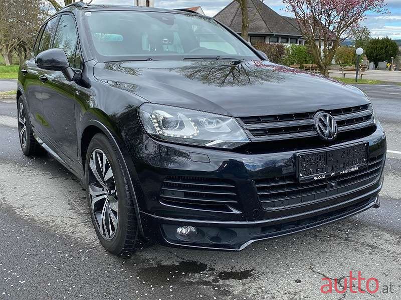 2012' Volkswagen Touareg photo #3