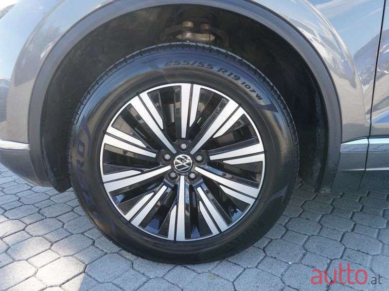 2021' Volkswagen Touareg photo #5