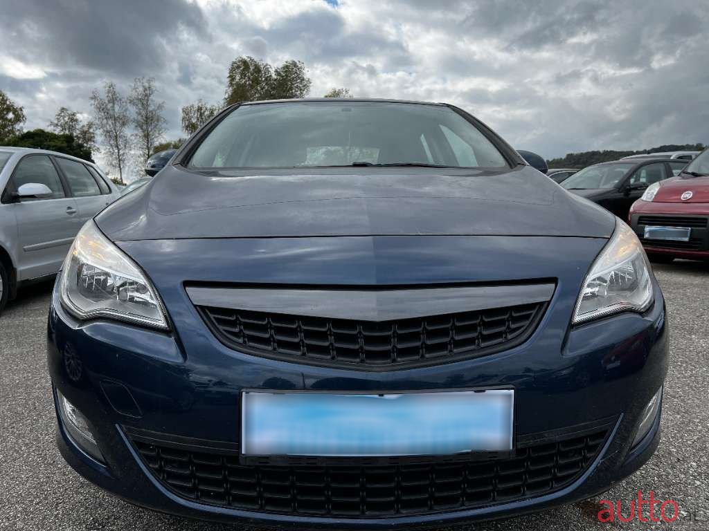 2010' Opel Astra photo #1