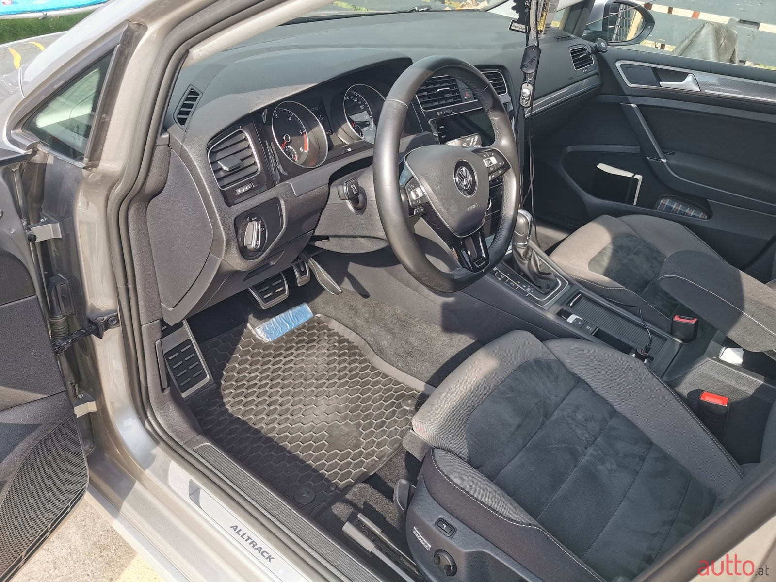 2018' Volkswagen Golf photo #7