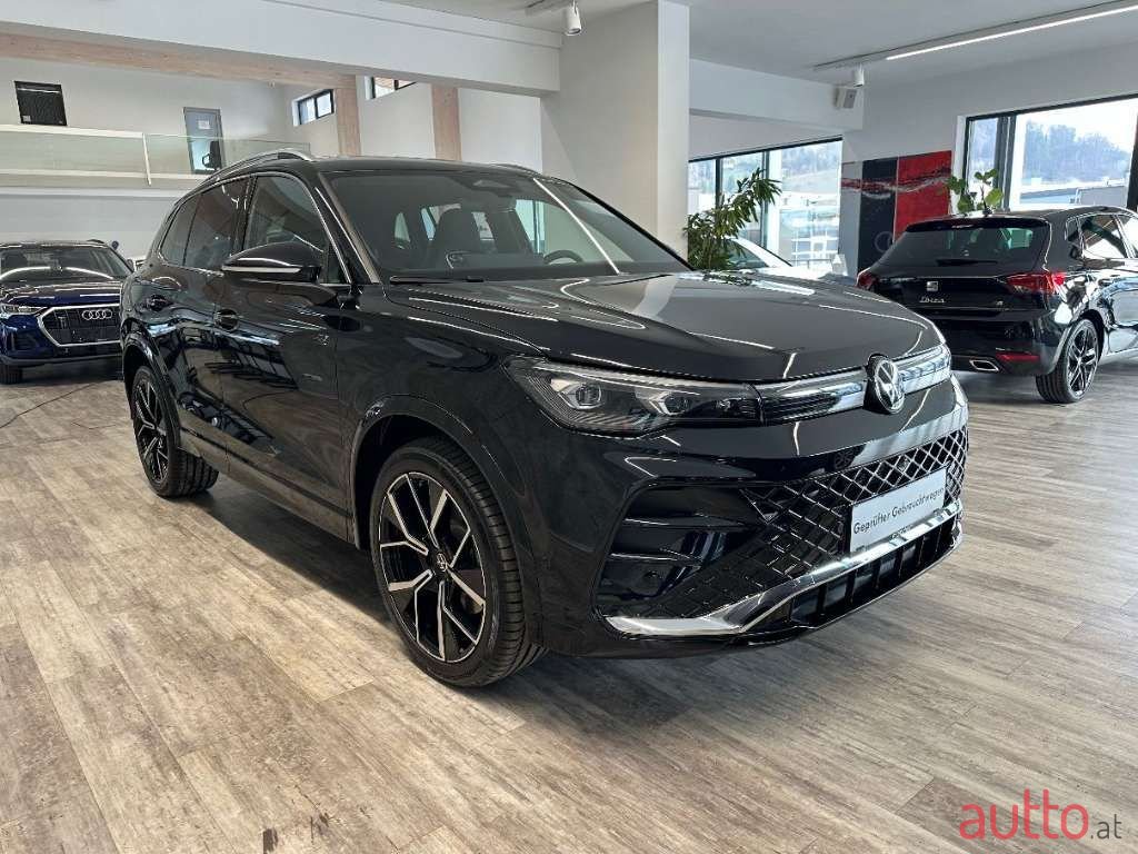 2023' Volkswagen Tiguan photo #2