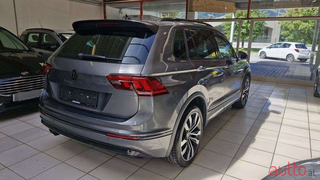 2018' Volkswagen Tiguan photo #2