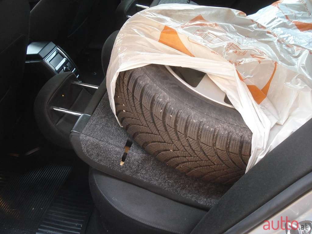 2011' Skoda Superb photo #6