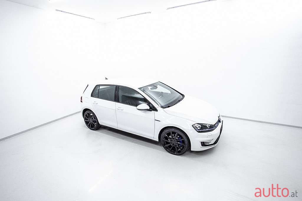 2017' Volkswagen Golf photo #6