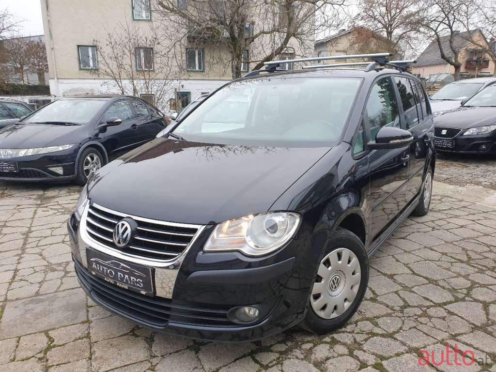 2009' Volkswagen Touran photo #1