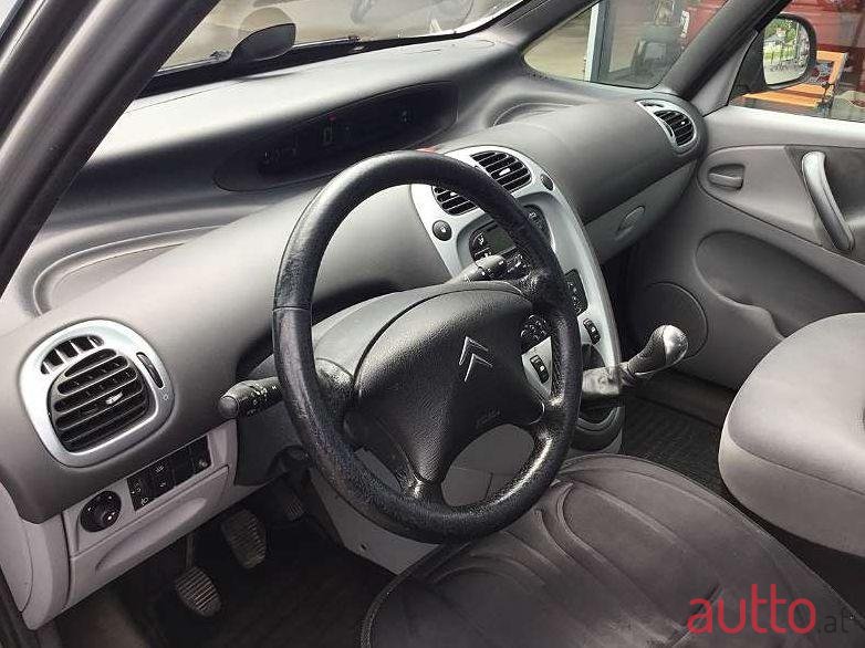 2010' Citroen Xsara photo #2