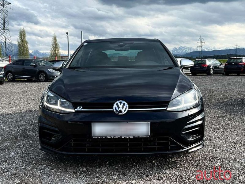 2019' Volkswagen Golf photo #2