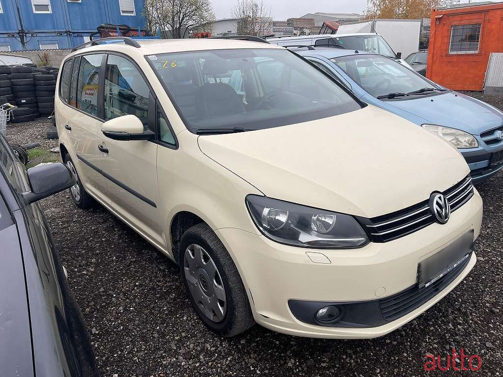 2012' Volkswagen Touran photo #2